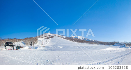 [Panorama] A quiet ski resort on a sunny morning (Hokkaido, Niseko Moiwa Ski Resort) 106283528