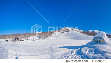 [Panorama] A quiet ski resort on a sunny morning (Hokkaido, Niseko Moiwa Ski Resort) 106283530