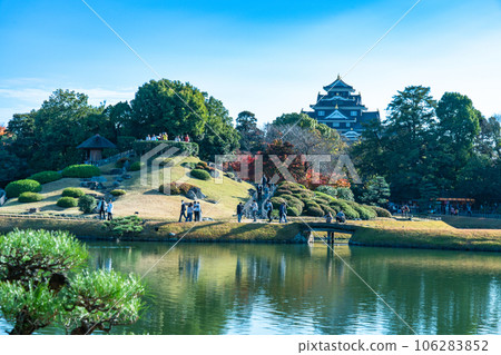 [Three Great Gardens of Japan] Special Place of Scenic Beauty Korakuen in late autumn Autumn leaves, Mt. Yuishin and Okayama Castle Kita Ward, Okayama City, Okayama Prefecture 106283852