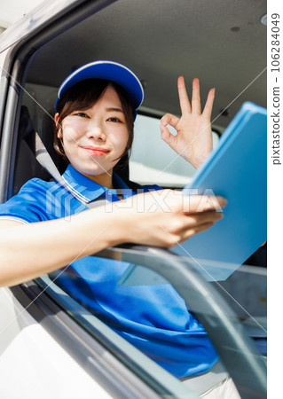 女司機檢查送貨時間表 女司機檢查送貨時間表 106284049