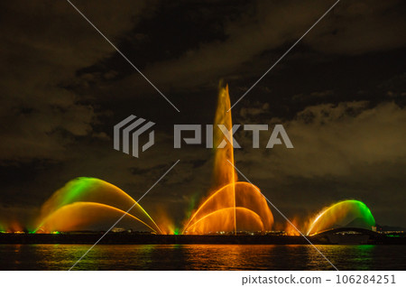 夜晚點亮的琵琶湖花噴泉 夜晚點亮的琵琶湖花噴泉 106284251