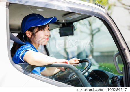 女司機駕駛一輛卡車 女司機駕駛一輛卡車 106284547