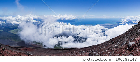 從御殿場口山頂俯瞰駿河灣的富士山 106285148