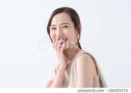 Female portrait 106285576