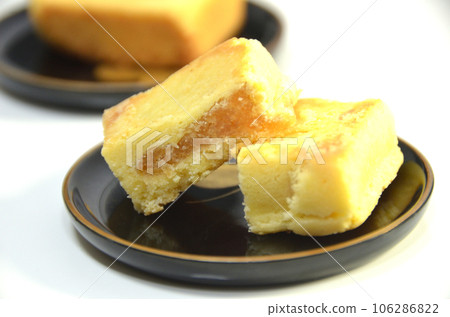 Taiwanese souvenir pineapple cake ・Pineapple cake cut on a plate 106286822