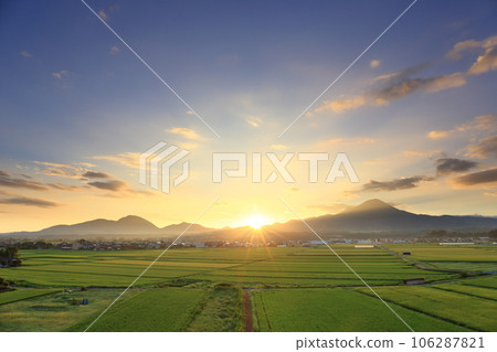 美麗的夏季鄉村景觀,鳥取縣的 Houki Daisen 山和藍天下的綠色水稻植物 美麗的夏季鄉村景觀,鳥取縣的 Houki Daisen 山和藍天下的綠色水稻植物 106287821