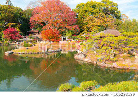 [Three Great Gardens of Japan] Special Place of Scenic Beauty Late Autumn in Korakuen Sawa Pond and Autumn Foliage 1 Kita Ward, Okayama City, Okayama Prefecture 106288159
