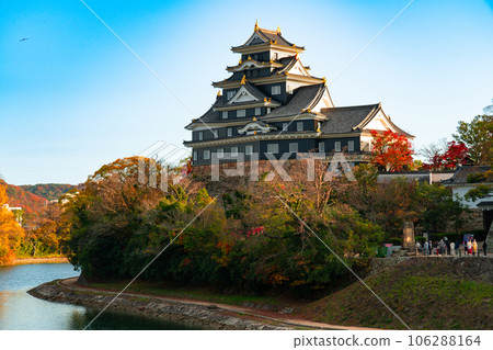 【日本百選城堡】深秋的岡山城和旭川 岡山縣岡山市北2區 106288164