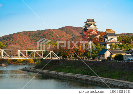 【日本百選城堡】深秋的岡山城和旭川 岡山縣岡山市北3區 106288168
