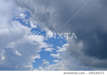 天空臨近陣雨，藍天、白雲、黑雲並存 106288231