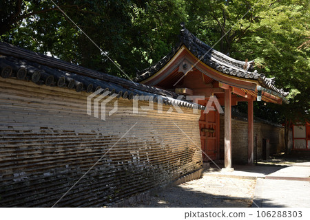 Nishisomon Gate and Tsukiji Wall (Nobunaga Wall) Iwashimizu Hachimangu Shrine Nishisomon Gate and Tsukiji Wall (Nobunaga Wall) Iwashimizu Hachimangu Shrine 106288303