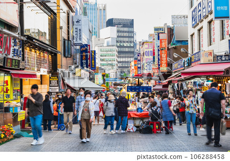 首爾,南大門市場在晚上 * 部分柔焦 首爾,南大門市場在晚上 * 部分柔焦 106288458