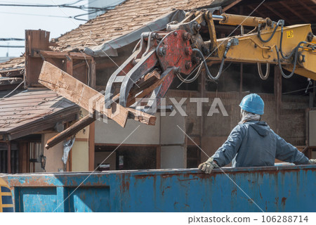 使用重型機械拆除空屋並裝載廢木材 106288714