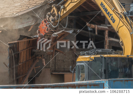 重型機械拆除一座空木屋 106288715