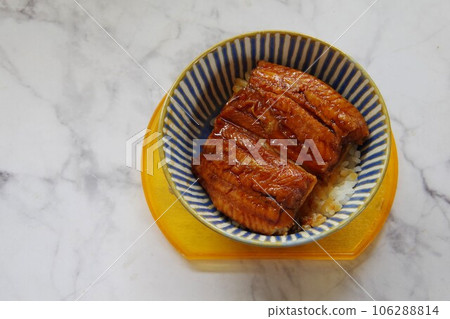 Rice topped with kabayaki eel 106288814