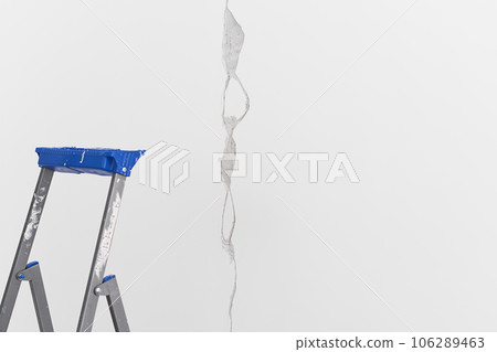 Cracked walls, preparation for renovation. Selective focus. The concept of renovation work in apartments or offices, construction. Free space for advertising, text 106289463