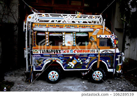 店面陳列著一輛東南亞風格的小車 106289539