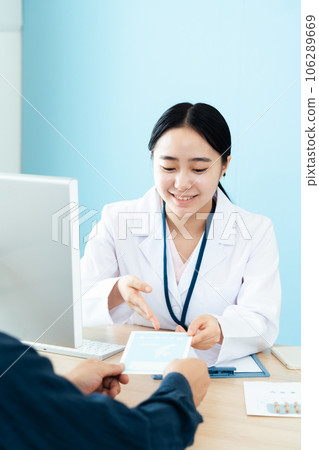 女藥劑師給予用藥指導 106289669