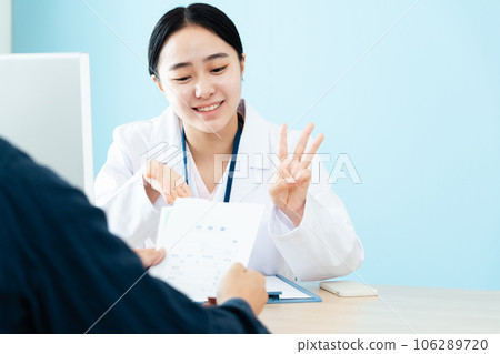 女藥劑師給予用藥指導 106289720