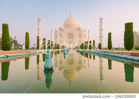 The architecture of the Taj Mahal is an ivory-white marble mausoleum on the south bank of the Yamuna River in the city of Agra, Uttar Pradesh, India. 106289800