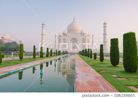 The architecture of the Taj Mahal is an ivory-white marble mausoleum on the south bank of the Yamuna River in the city of Agra, Uttar Pradesh, India. The architecture of the Taj Mahal is an ivory-white marble mausoleum on the south bank of the Yamuna River in the city of Agra, Uttar Pradesh, India. 106289803