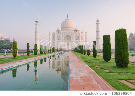 The architecture of the Taj Mahal is an ivory-white marble mausoleum on the south bank of the Yamuna River in the city of Agra, Uttar Pradesh, India. The architecture of the Taj Mahal is an ivory-white marble mausoleum on the south bank of the Yamuna River in the city of Agra, Uttar Pradesh, India. 106289804