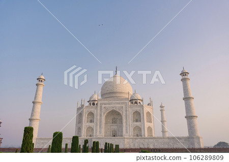 The architecture of the Taj Mahal is an ivory-white marble mausoleum on the south bank of the Yamuna River in the city of Agra, Uttar Pradesh, India. 106289809