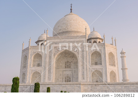 The architecture of the Taj Mahal is an ivory-white marble mausoleum on the south bank of the Yamuna River in the city of Agra, Uttar Pradesh, India. 106289812