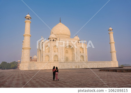 The architecture of the Taj Mahal is an ivory-white marble mausoleum on the south bank of the Yamuna River in the city of Agra, Uttar Pradesh, India. 106289815