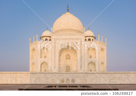 The architecture of the Taj Mahal is an ivory-white marble mausoleum on the south bank of the Yamuna River in the city of Agra, Uttar Pradesh, India. The architecture of the Taj Mahal is an ivory-white marble mausoleum on the south bank of the Yamuna River in the city of Agra, Uttar Pradesh, India. 106289817