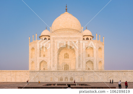 The architecture of the Taj Mahal is an ivory-white marble mausoleum on the south bank of the Yamuna River in the city of Agra, Uttar Pradesh, India. 106289819