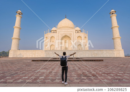 The architecture of the Taj Mahal is an ivory-white marble mausoleum on the south bank of the Yamuna River in the city of Agra, Uttar Pradesh, India. 106289825