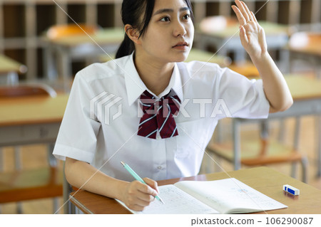 學習在教室裡的女學生 106290087