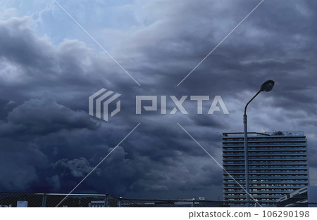 sky before thunderstorm 106290198