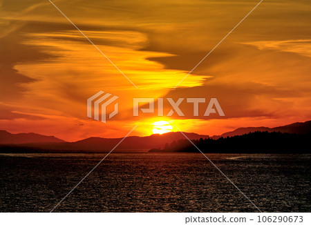 Picturesque sunset over Pacific ocean bay with Vancouver island landscape 106290673