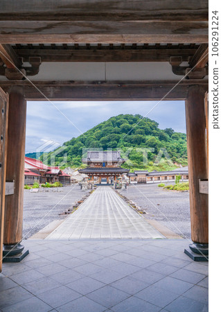 (Aomori Prefecture) Precincts and temple gate seen from Mt. 106291224