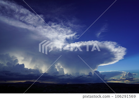 Viewed from Kizugawa City/Osaka-Kobe heavy rain warning rain clouds 106291569