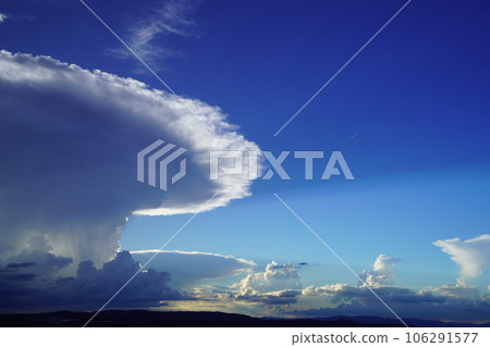 Heavy rain warning rain clouds and jet shadows (rain clouds from Kizugawa City to Osaka) 106291577