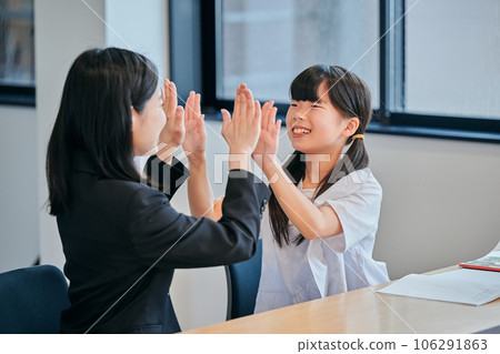 高接觸補習班老師和小學女生 106291863