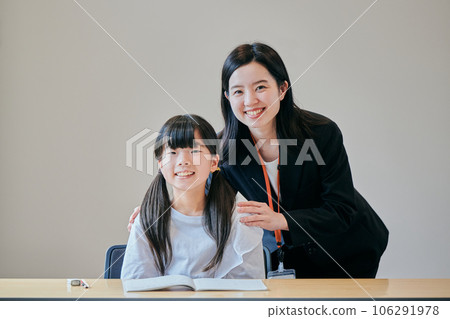 小學女生和補習班老師 小學女生和補習班老師 106291978