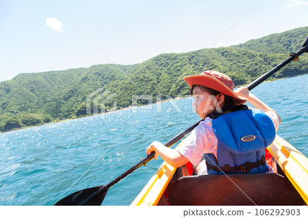 girl enjoying kayaking girl enjoying kayaking 106292903