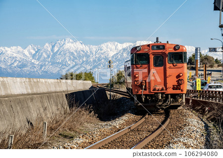 雨晴海灘 沿著海岸行駛的冰見線和立山連峰3 106294080