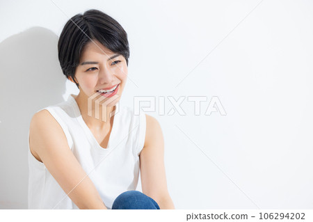 A woman with short hair 106294202