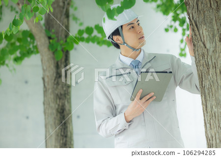 Man in work clothes Roadside trees 106294285