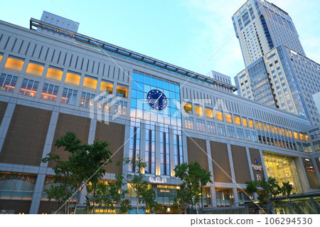 傍晚的JR札幌站南口和JR塔 傍晚的JR札幌站南口和JR塔 106294530