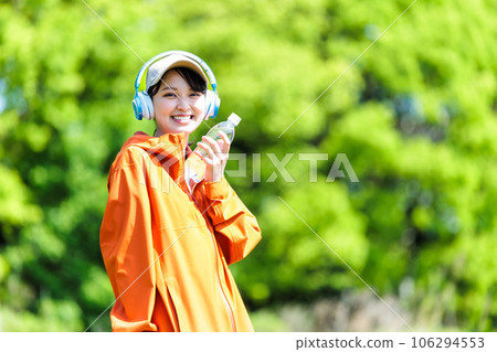年輕女子喝水 106294553