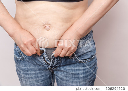 [Overweight housewife who can't close the buttons of her jeans] 106294620
