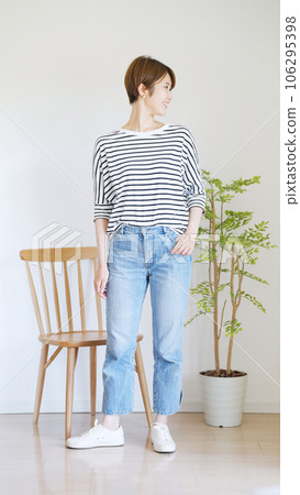 女春夏裝時尚搭配全身(肖像) 女春夏裝時尚搭配全身(肖像) 106295398