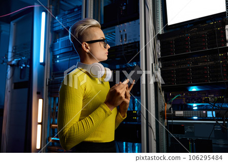 IT analytic specialist managing supercomputer servers at big datacenter 106295484