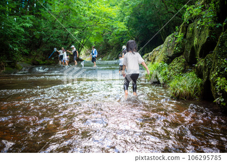 孩子們在溪邊玩耍 106295785